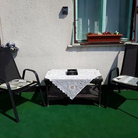 Yvonne's Place * بليد