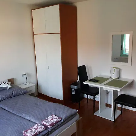 Yvonne's Place * بليد