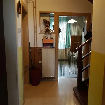 Yvonne's Place بليد